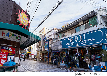 横須賀　どぶ板通り商店街 72988239