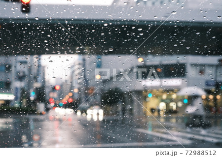 雨の日のガラスに映る都会の様子の写真素材