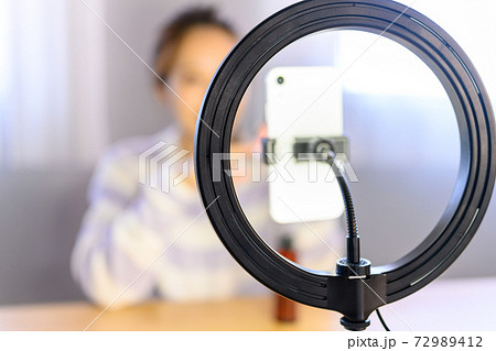 部屋で過ごす時間 72989412