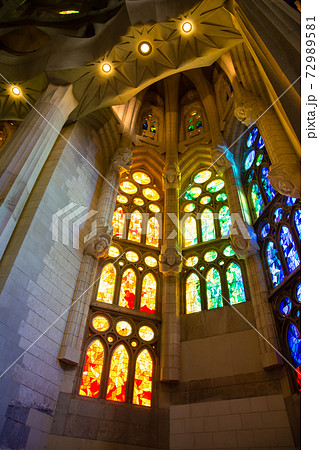 スペインバルセロナのサグラダファミリアの中 カラフルなステンドグラスと奇抜なデザインの内装の写真素材
