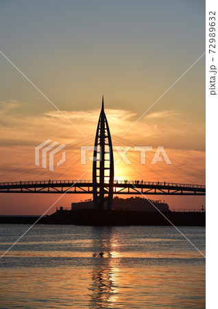 日没 夕焼け 海 72989632