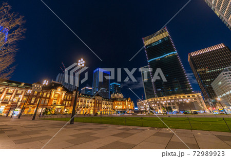 日本の東京都市景観 大晦日に感染確認過去最多。コロナ禍の東京。東京駅前は閑散＝12月31日 72989923