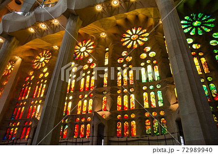 スペインバルセロナのサグラダファミリアの中　カラフルなステンドグラスと奇抜なデザインの内装 72989940