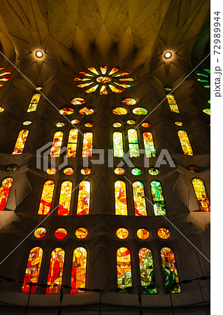スペインバルセロナのサグラダファミリアの中 カラフルなステンドグラスと奇抜なデザインの内装の写真素材