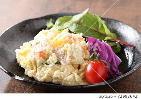 黒皿に盛ったポテトサラダ 72992642