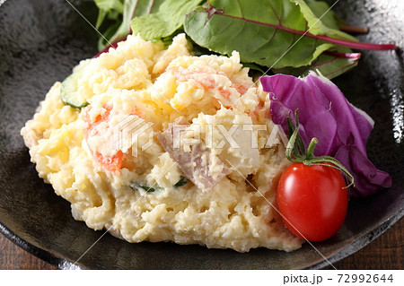 黒皿のポテトサラダ　ハイアングル 72992644