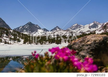 Mountains and a lake in the eastern Sierra Nevada  72993103