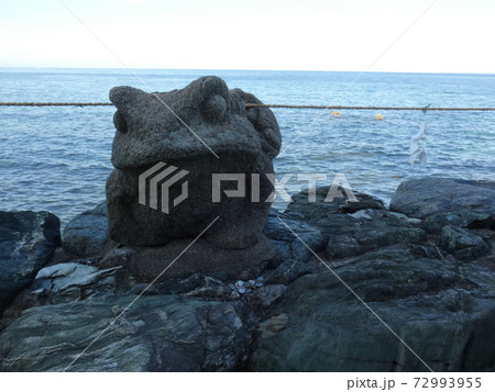 参道にある海を背にした無事かえる 参道にある海を背にした無事かえる 72993955