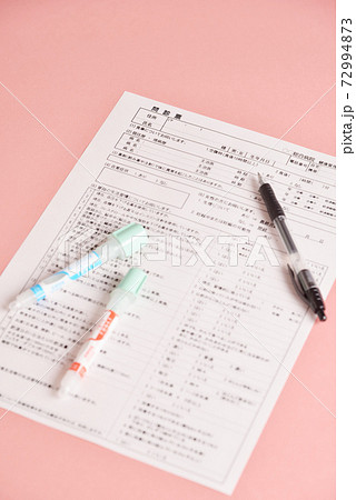 健康診査の準備 問診票と大腸ガン検査キットとボールぺン 健康診査の準備 問診票と大腸ガン検査キットとボールぺン 72994873