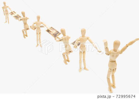 中間業者に徐々にマージンを取られて小銭しか受け取れない人形 72995674