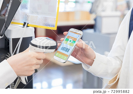 スーパーでの会計　クイックペイ 72995882