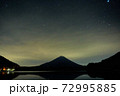 星空と富士山シルエット 72995885