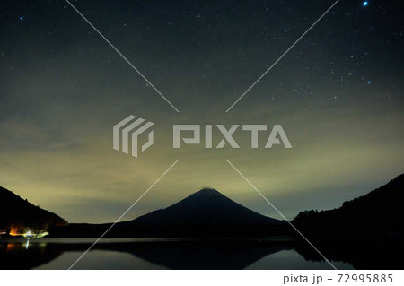 星空と富士山シルエット 星空と富士山シルエット 72995885