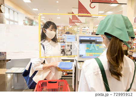 スーパーのレジで会計シーン 72995912