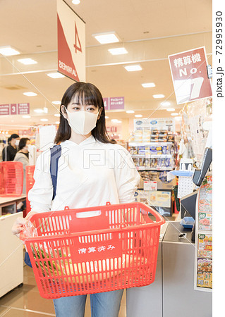 スーパーで会計を済ませた女性 スーパーで会計を済ませた女性 72995930