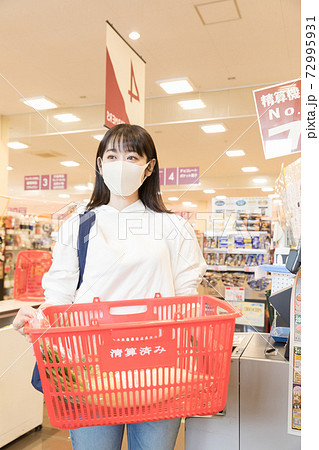 スーパーで会計を済ませた女性 スーパーで会計を済ませた女性 72995931