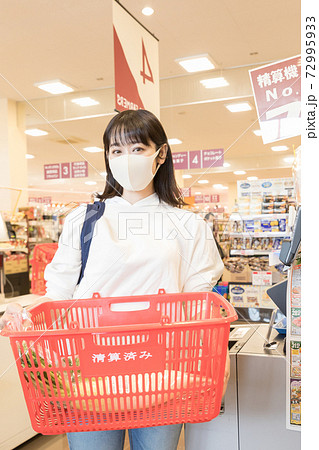 スーパーで会計を済ませた女性 スーパーで会計を済ませた女性 72995933