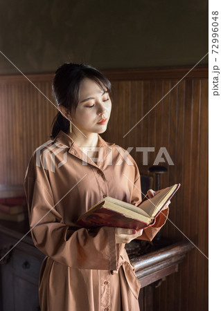 アンティークな部屋で本を読む女性 72996048