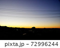 朝早い快晴の空と朝日 72996244