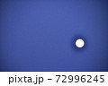 青空と朝の月のコントラスト 72996245