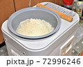 機械での餅つき 72996246