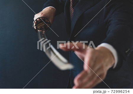 スーツ姿で日本刀を構える人物の写真素材