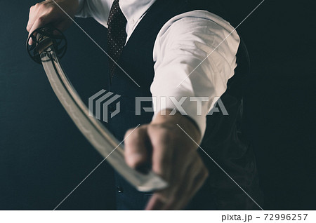 スーツ姿で日本刀を構える人物の写真素材
