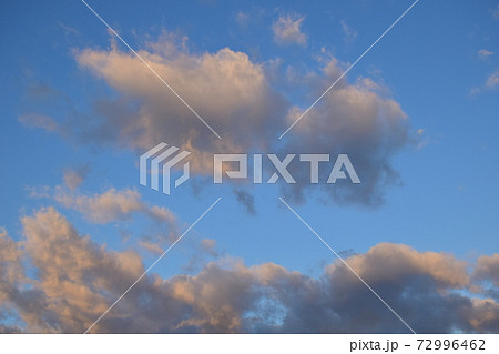 茜色に染まる朝焼け雲 面白い形の朝焼け雲 茜色に染まる朝焼け雲 面白い形の朝焼け雲 72996462
