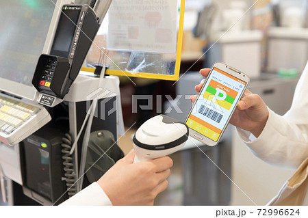 スーパーでの会計　クイックペイ 72996624