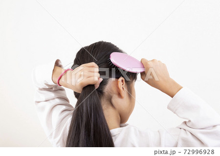 髪の毛を結ぶ女の子 72996928