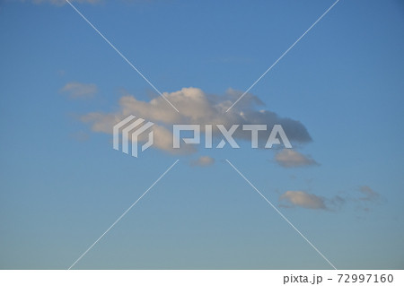 茜色に染まる朝焼け雲 面白い形の朝焼け雲 茜色に染まる朝焼け雲 面白い形の朝焼け雲 72997160