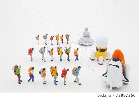 それぞれの宇宙船に乗るために列に並ぶ旅行者 それぞれの宇宙船に乗るために列に並ぶ旅行者 72997366