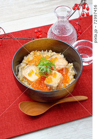 鮭（サーモン）とイクラのはらこ飯、宮城県の郷土料理。鮭の煮汁の炊き込みご飯にいくら（魚卵）乗せ。 72997456