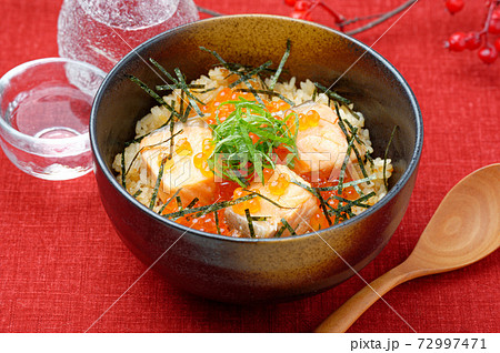 鮭（サーモン）とイクラのはらこ飯、宮城県の郷土料理。鮭の煮汁の炊き込みご飯にいくら（魚卵）乗せ。 72997471