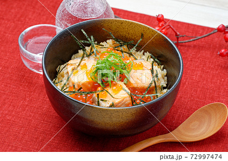 鮭(サーモン)とイクラのはらこ飯、宮城県の郷土料理。鮭の煮汁の炊き込みご飯にいくら(魚卵)乗せ。 鮭(サーモン)とイクラのはらこ飯、宮城県の郷土料理。鮭の煮汁の炊き込みご飯にいくら(魚卵)乗せ。 72997474