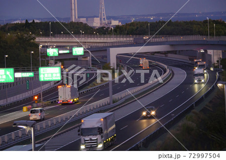 夜の四日市ジャンクションを行き交う車 夜の四日市ジャンクションを行き交う車 72997504