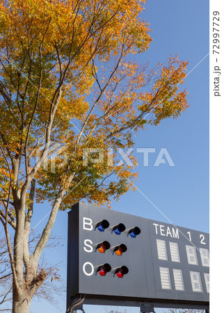 紅葉する木々に囲まれた秋の野球のスコアボード 72997729