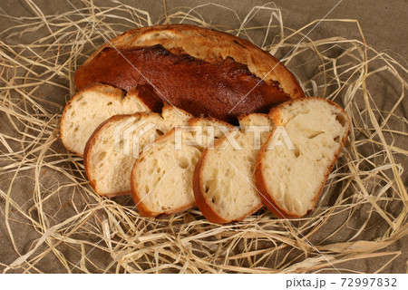 cut the bread on the table 72997832