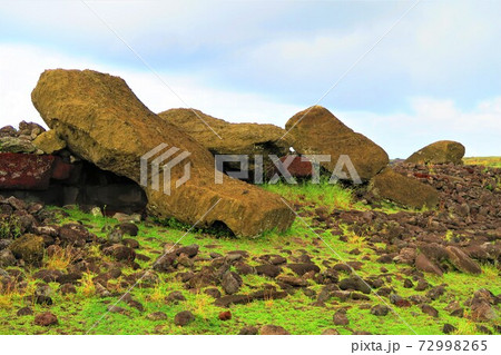 太平洋に浮かぶ絶海の孤島のモアイ達 72998265
