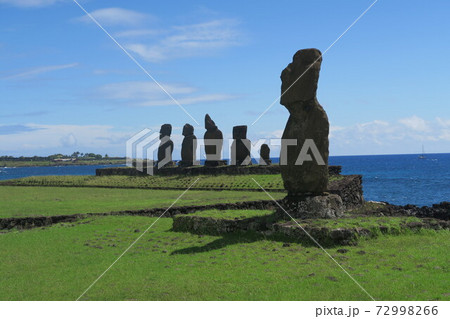 太平洋に浮かぶ絶海の孤島のモアイ達 72998266