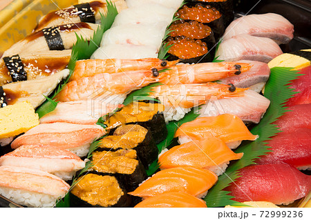 お寿司(テイクアウト用の寿司の盛り合わせ) 72999236