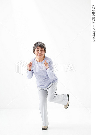 シニア女性　アクティブ 72999427