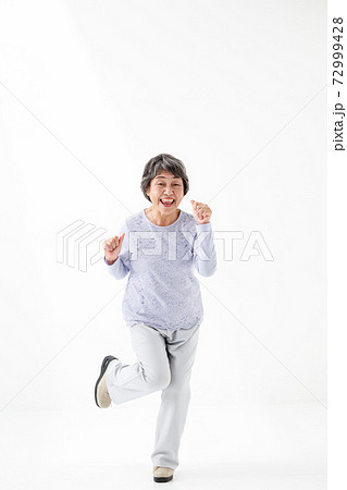 シニア女性　アクティブ 72999428