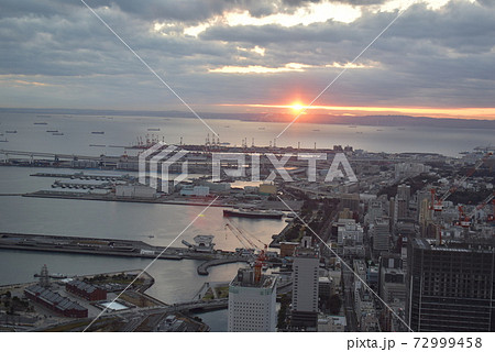 【神奈川県横浜みなとみらい】ランドマークタワーから見る初日の出 72999458