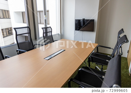無人の会議室 72999605