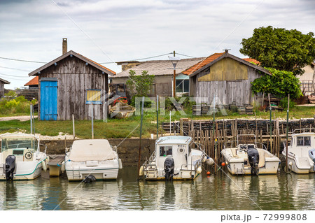 Oyster village in Arcachon Bay 72999808