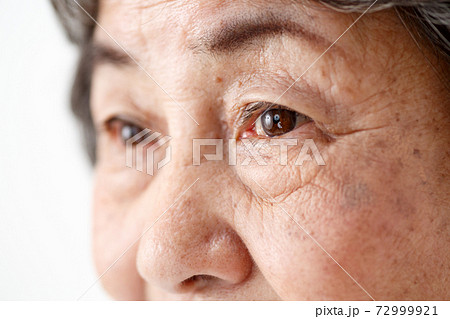 シニア女性　目元イメージ  72999921