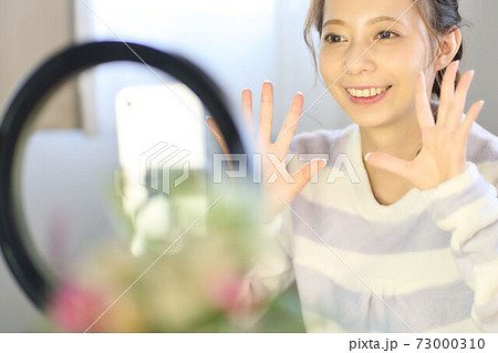 ライブ配信をしている若い女性 ライブ配信をしている若い女性 73000310