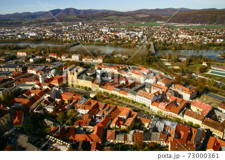 【ヨーロッパ】トレンチーン城から眺めた市街とヴァ―フ川 73000361