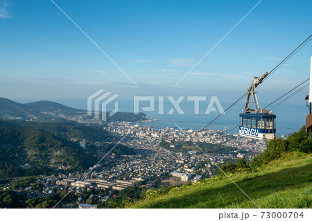 小樽天狗山ロープウェイと小樽市街の風景 73000704